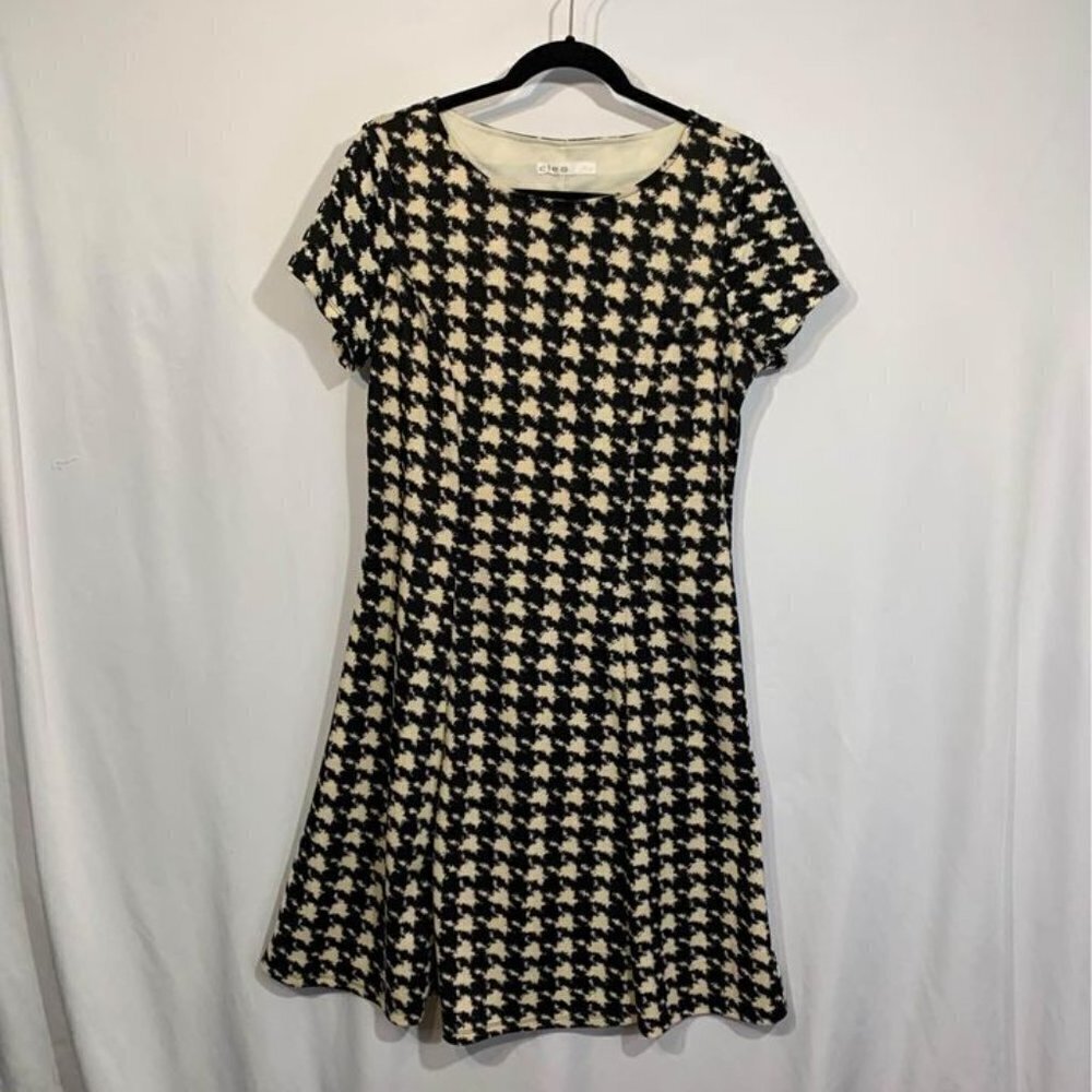 Cleo woman’s size 10 hounds tooth dress. A line/short sleeve/knee length…